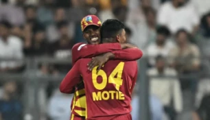 ওয়াংখেড়েতে ক্যারিবীয় ঝড়, থামল জিম্বাবুয়ের স্বপ্নযাত্রা