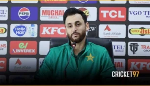 বাবর বিতর্কে ক্লান্ত সালমান আগা, দলে অন্যদের দিকেও নজর দেওয়ার আহ্বান