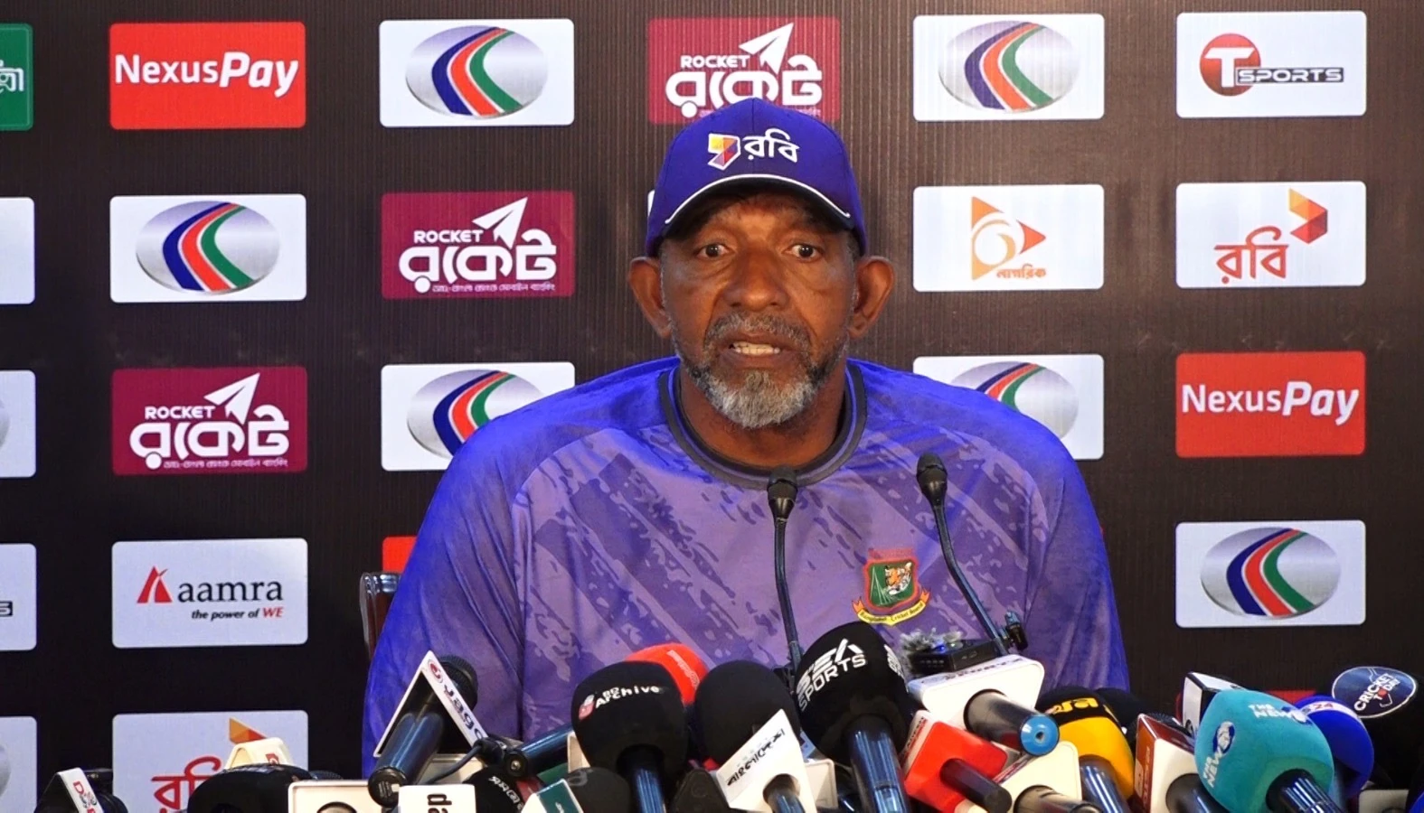 Chairman changes handled with humor, Simmons redirects discussion to cricket