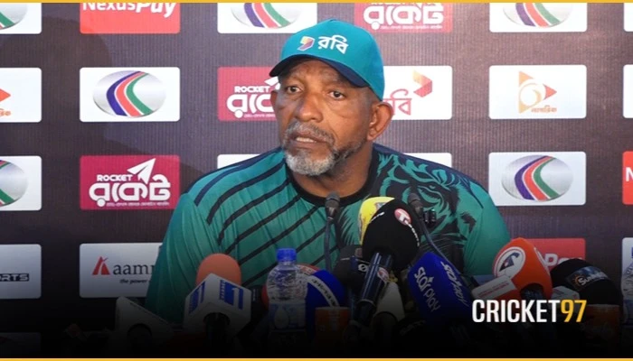 খেলোয়াড়দের সোশ্যাল মিডিয়া ব্যবহার পছন্দ নয় সিমন্সের